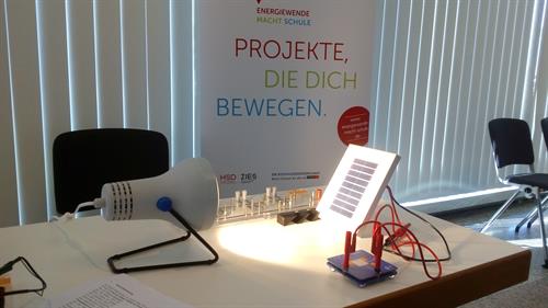 Unter dem Motto „Energiewende macht Schule“ konnten die Schülerinnen und Schüler am Stand des ZIES Experimente zum Thema Energiewende durchführen.